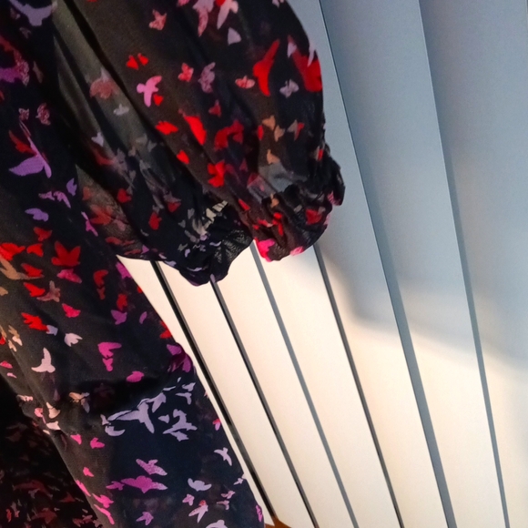 Black and Red Flare Blouse w/Creative Designs - Picture 4 of 6